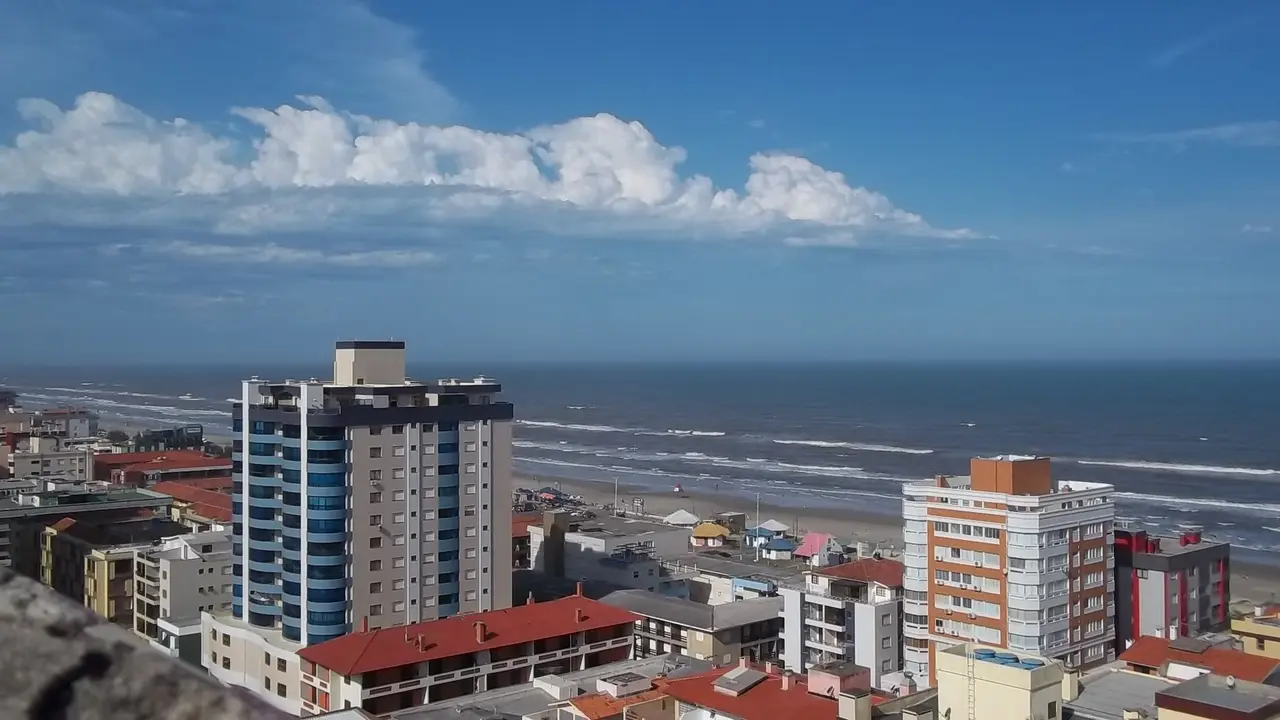Fotografia de arquivo da orla e de edifícios de Capão da Canoa.