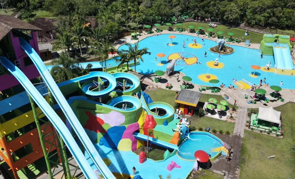 Vista aérea das piscinas e dos toboáguas do Acqua Lokos.