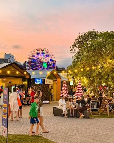 Espaço de gastronomia e passeio em Atlântida ao entardecer.